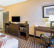 Bedroom 5 La Quinta Inn & Suites by Wyndham Denison - N. Lake Texoma