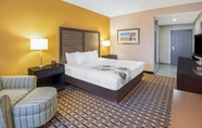 Kamar Tidur 4 La Quinta Inn & Suites by Wyndham Denison - N. Lake Texoma