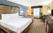 Bedroom 2 La Quinta Inn & Suites by Wyndham Denison - N. Lake Texoma