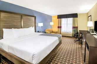 Bedroom 4 La Quinta Inn & Suites by Wyndham Denison - N. Lake Texoma