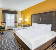Bedroom 6 La Quinta Inn & Suites by Wyndham Denison - N. Lake Texoma
