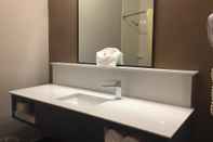 Bilik Mandi dalam Bilik SureStay Hotel by Best Western Brownsville