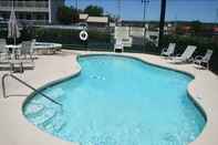 Kolam Renang Days Inn by Wyndham Kerrville