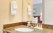 Phòng tắm bên trong 6 Ramada by Wyndham Draper
