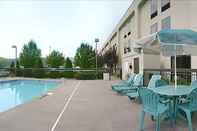 Swimming Pool Hampton Inn Summersville