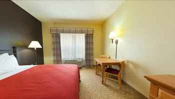 Bedroom 4 Country Inn & Suites by Radisson, Germantown, WI