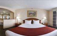 Bedroom 4 Days Inn & Suites by Wyndham La Crosse/Onalaska