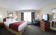 Bedroom 7 Days Inn & Suites by Wyndham La Crosse/Onalaska