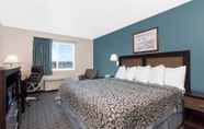 Bedroom 6 Days Inn by Wyndham Neenah