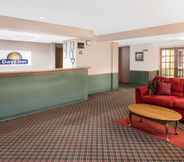 Lobby 2 Days Inn by Wyndham Neenah