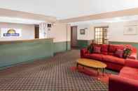 Lobby Days Inn by Wyndham Neenah