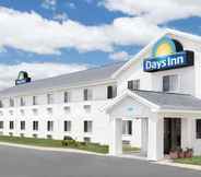 Exterior 7 Days Inn by Wyndham Neenah