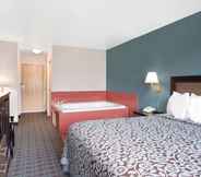 Bedroom 4 Days Inn by Wyndham Neenah