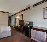 Bedroom 3 Econo Lodge Inn & Suites
