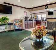Lobby 7 Econo Lodge Inn & Suites