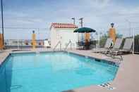 Swimming Pool Econo Lodge Inn & Suites