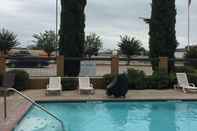 Swimming Pool Coratel Inn & Suites by Jasper New Braunfels IH-35 EXT 189