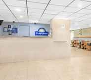 Lobi 4 Days Inn by Wyndham Wilkes Barre