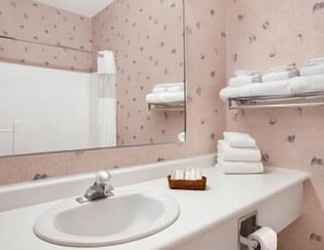 In-room Bathroom 2 Baymont by Wyndham Wahpeton