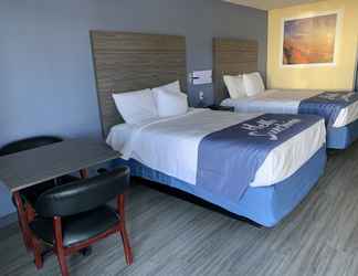 Bedroom 2 Days Inn by Wyndham Okmulgee