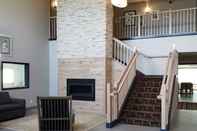 Lobby Country Inn & Suites by Radisson, Detroit Lakes, MN