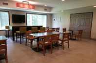 Functional Hall Country Inn & Suites by Radisson, Detroit Lakes, MN