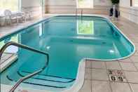 Swimming Pool Quality Inn near Northtown Mall & National Sports Center