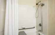 Toilet Kamar 4 Days Inn by Wyndham Greenwood SC