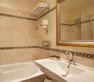 Toilet Kamar 7 Hotel Mayfair