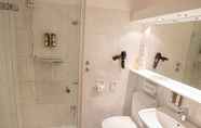 In-room Bathroom 2 Hotel Azenberg