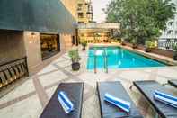 Swimming Pool Fariyas Hotel
