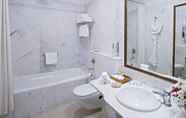 In-room Bathroom 6 Clarks Amer