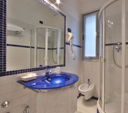 In-room Bathroom 5 Best Western Hotel San Giusto