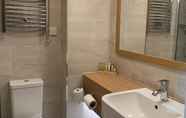 Toilet Kamar 6 Potters Heron Hotel