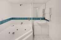 Swimming Pool Adina Serviced Apartments Canberra James Court