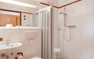 In-room Bathroom 5 Days Inn by Wyndham Dortmund West