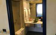 In-room Bathroom 3 DoubleTree by Hilton Brescia