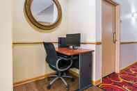 Functional Hall Quality Inn & Suites Greensburg I-74