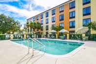 Swimming Pool Comfort Suites Tampa - Brandon