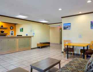 Lobby 2 La Quinta Inn & Suites by Wyndham Savannah Southside