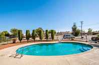 Swimming Pool Sutter Inn