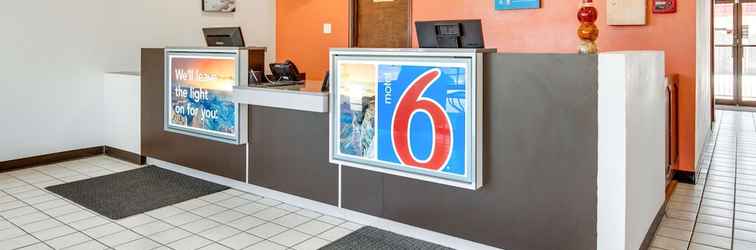 Lobby Motel 6 Longview, TX - North