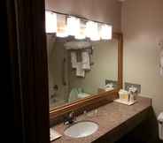 In-room Bathroom 7 Best Western Indian Oak