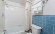 Toilet Kamar 2 Days Inn by Wyndham Wilmington/Newark