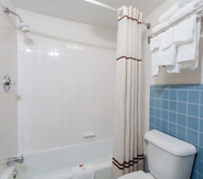 In-room Bathroom 2 Days Inn by Wyndham Wilmington/Newark