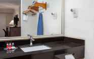 Toilet Kamar 4 Days Inn by Wyndham Wilmington/Newark