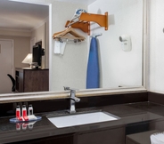 In-room Bathroom 4 Days Inn by Wyndham Wilmington/Newark