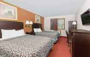 Bedroom 4 Days Inn & Suites by Wyndham Des Moines Airport