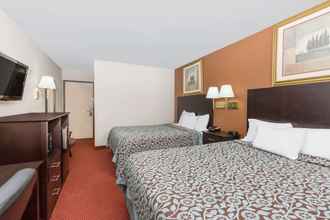 Bedroom 4 Days Inn & Suites by Wyndham Des Moines Airport