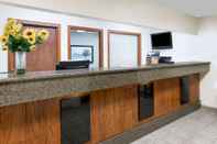 Lobby Days Inn & Suites by Wyndham Des Moines Airport